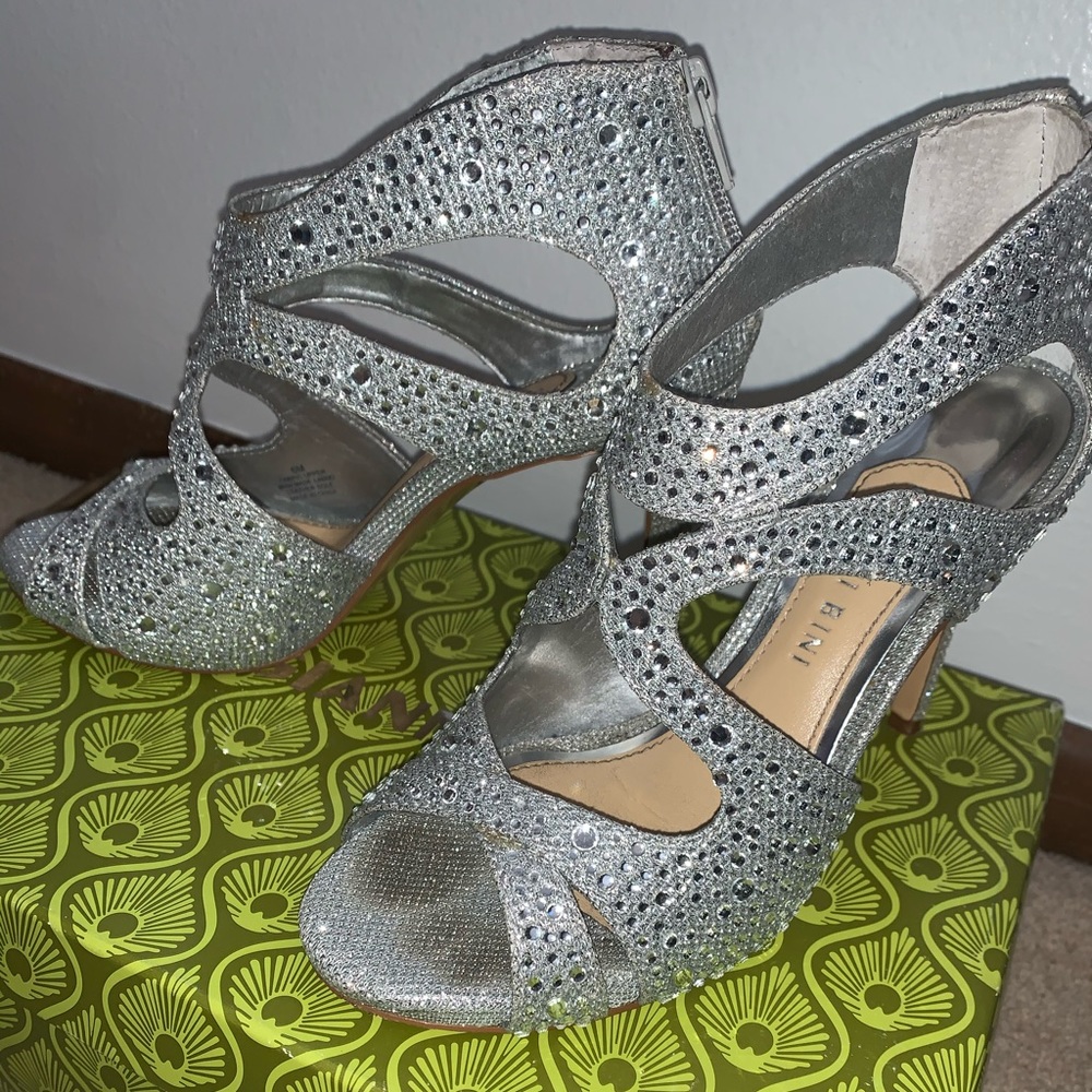 Silver heels - Picture 3 of 5